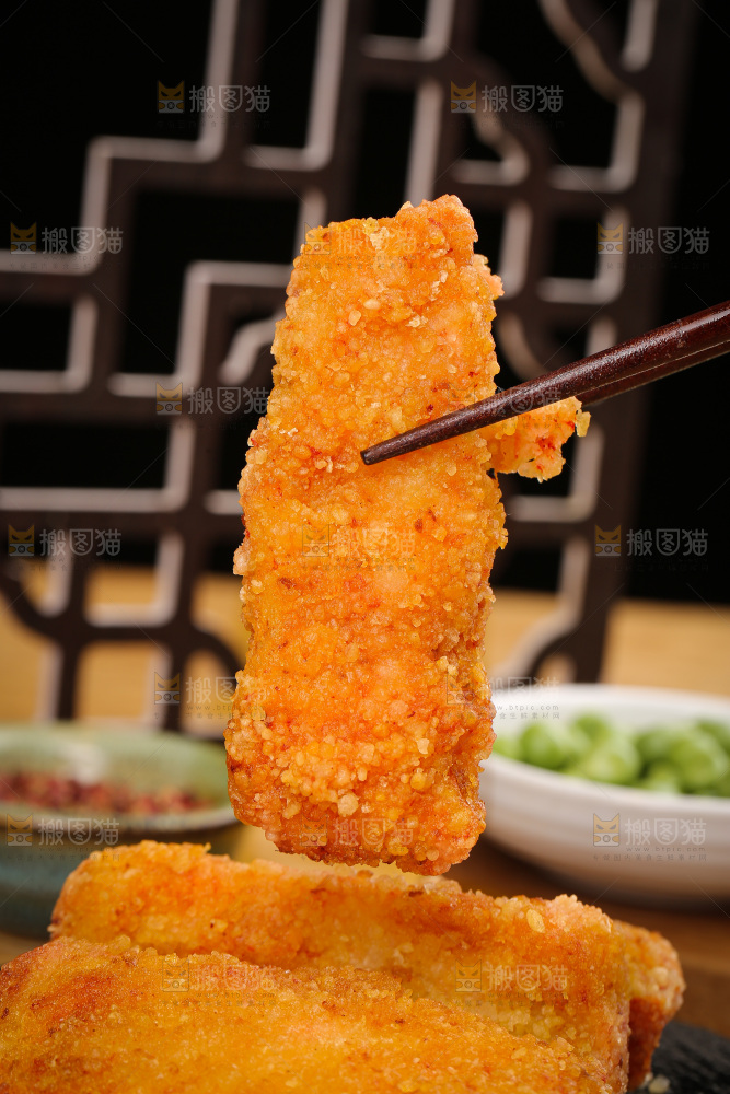 木底上的炸鱼块