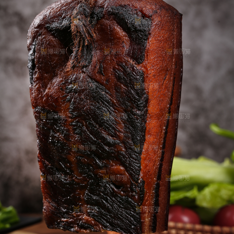 深底上的烟熏腊肉