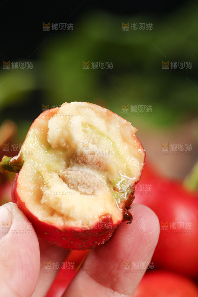 深底上的新鲜山楂