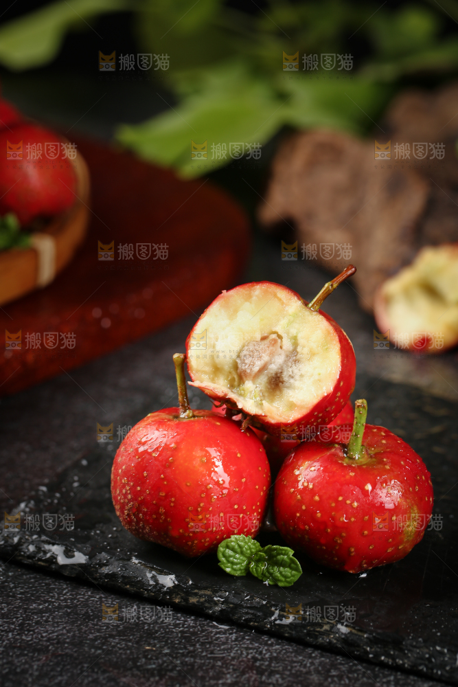 深底上的新鲜山楂