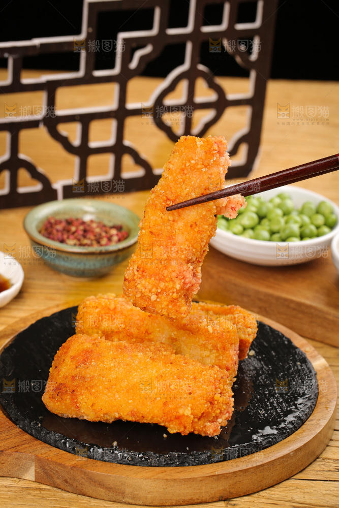 木底上的炸鱼块