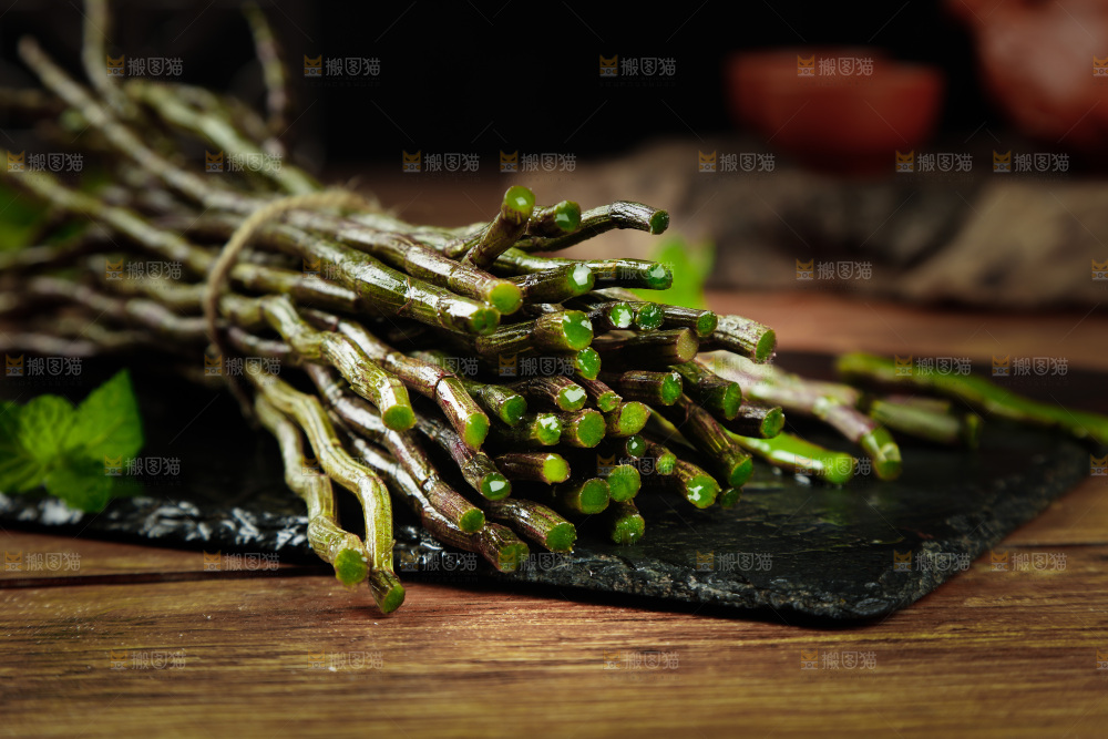 深底上的石斛鲜条