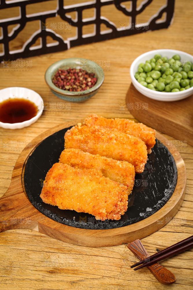 木底上的炸鱼块