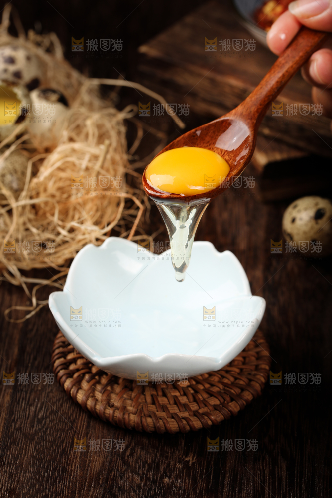 深底上的新鲜鹌鹑蛋