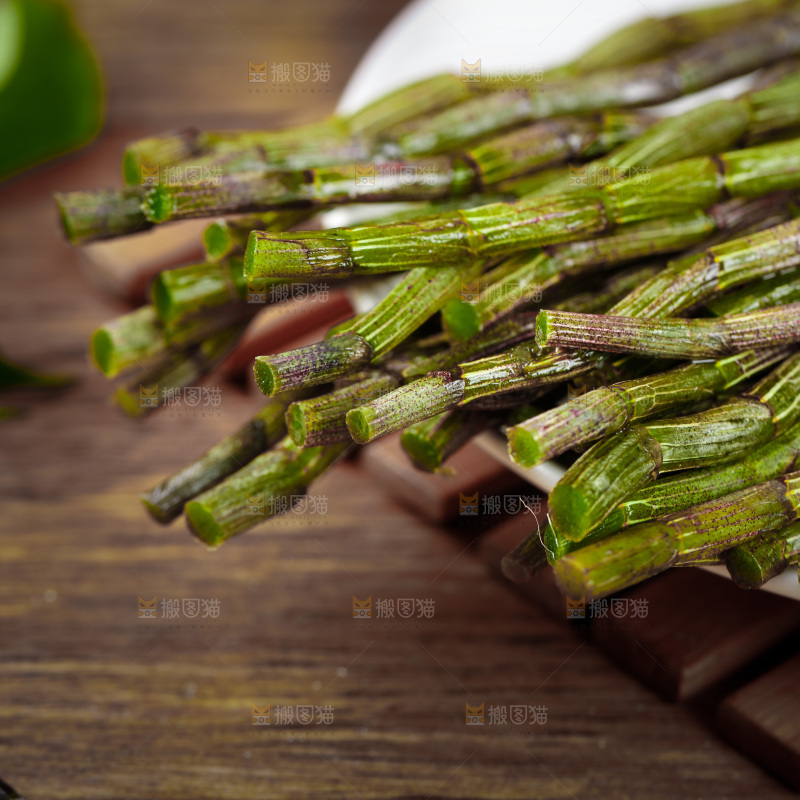 深底上的石斛鲜条