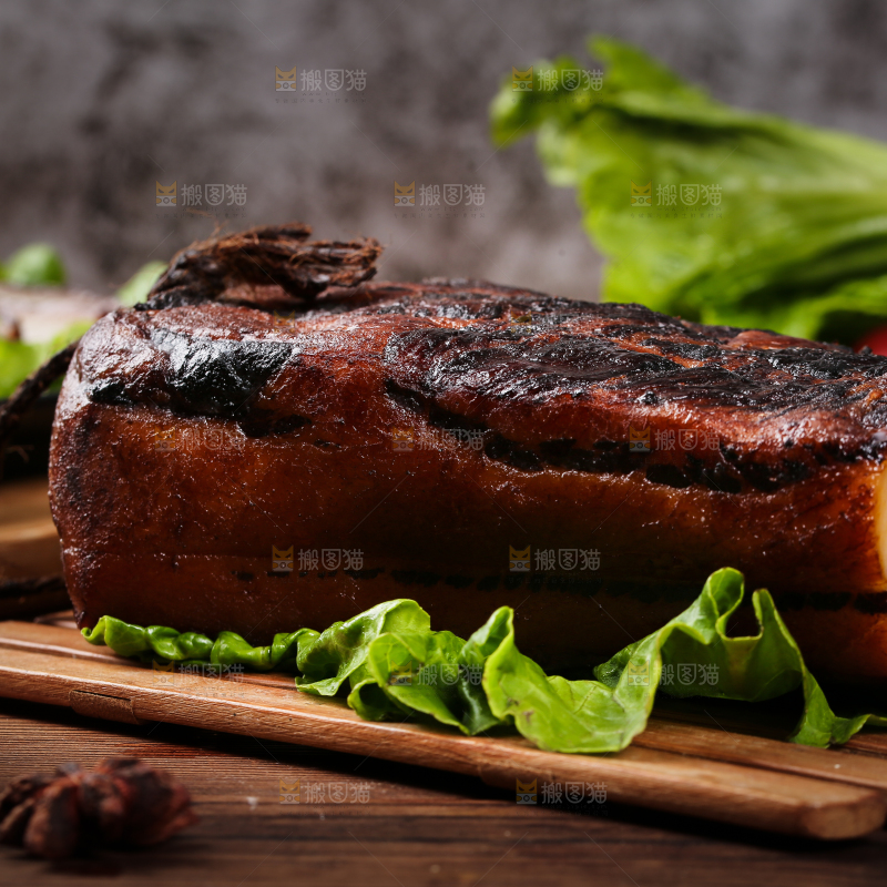 深底上的烟熏腊肉