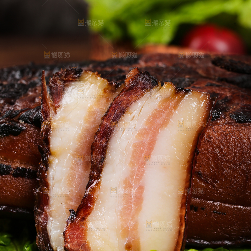深底上的烟熏腊肉