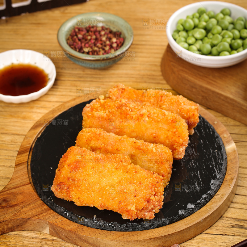 木底上的炸鱼块