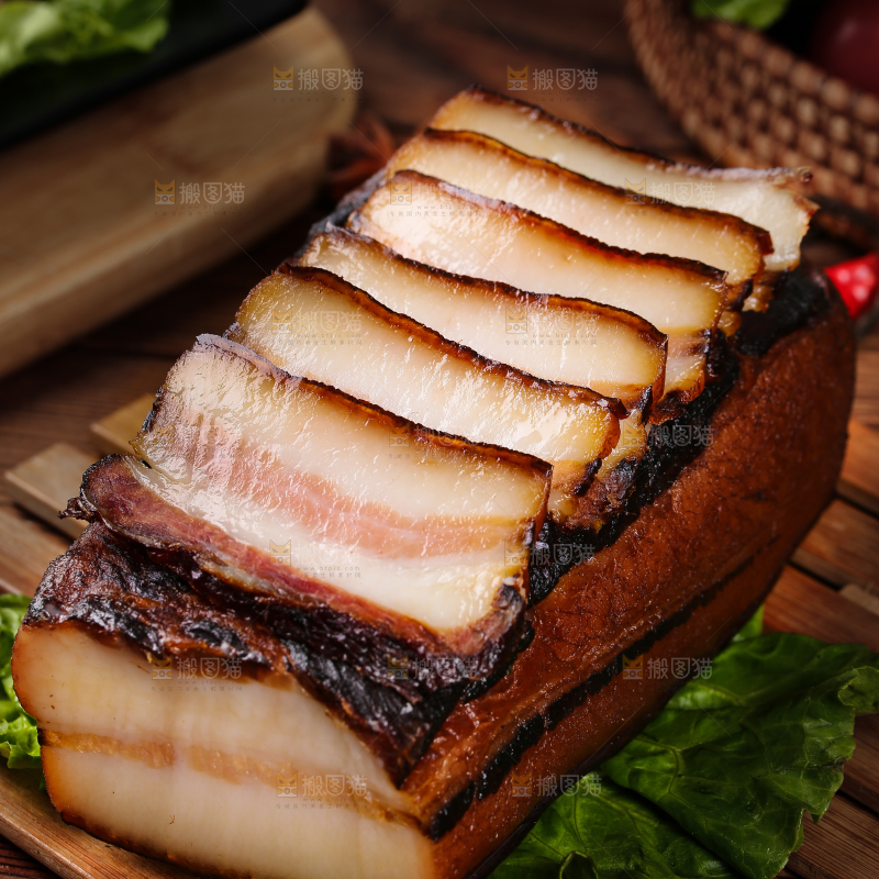 深底上的烟熏腊肉