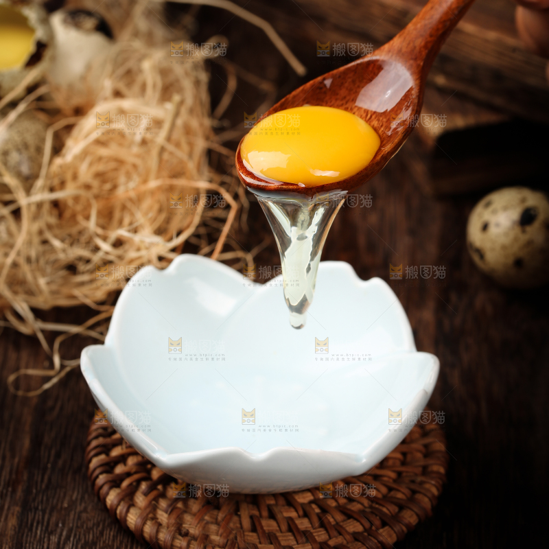 深底上的新鲜鹌鹑蛋