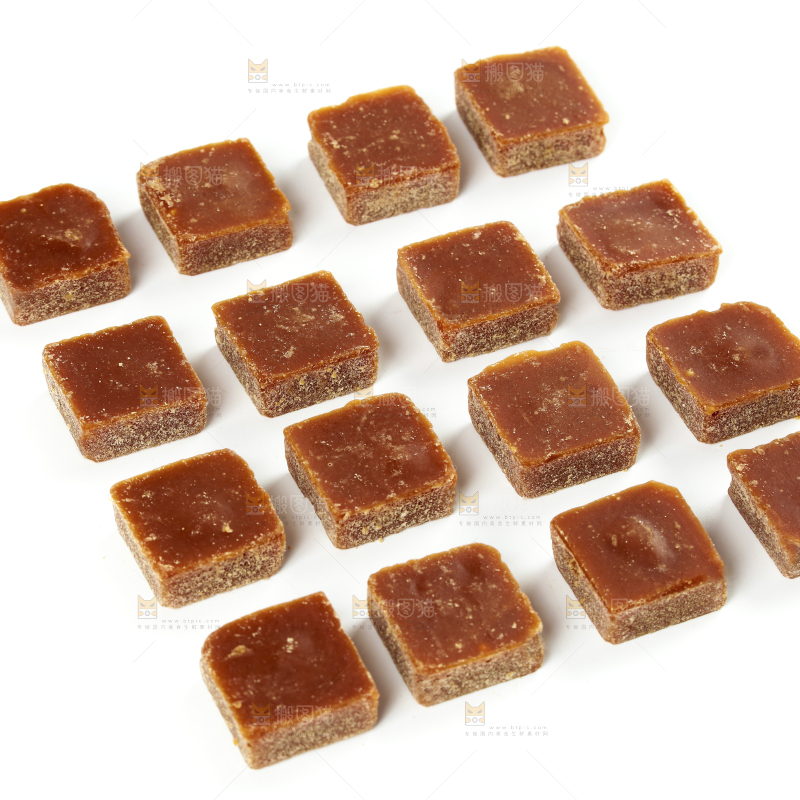 白底上的红糖块