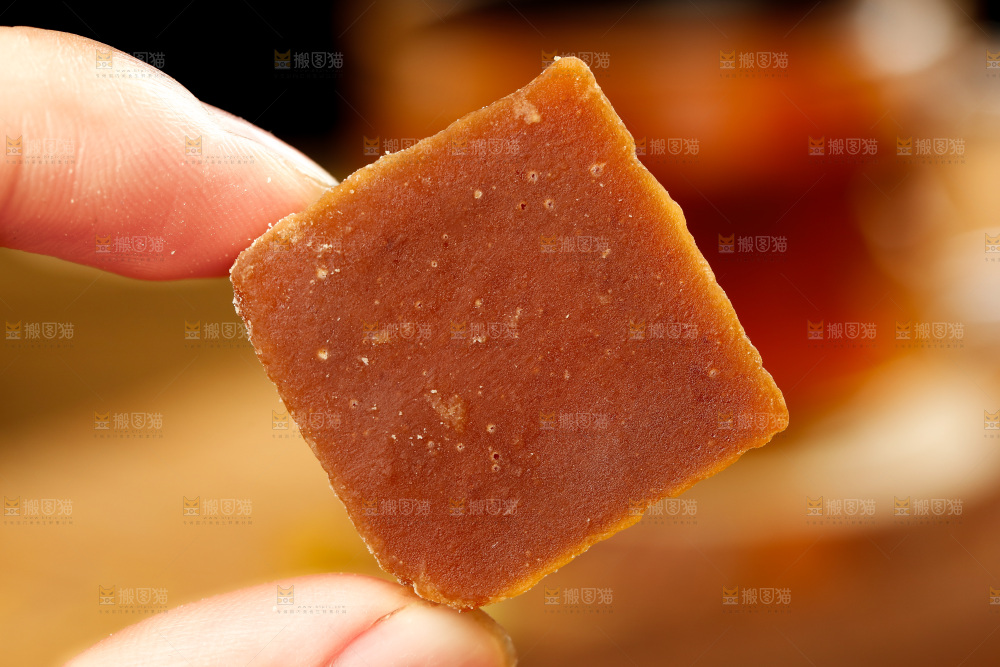 深底上的红糖块