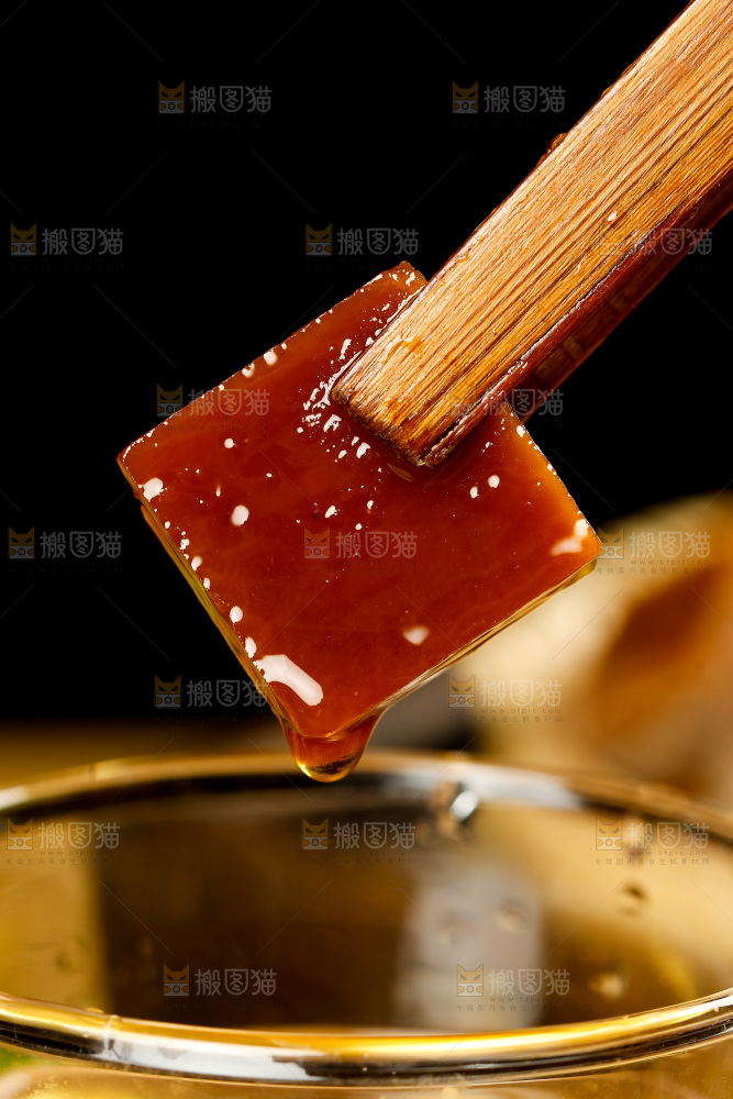 深底上的红糖块