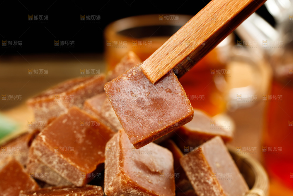 深底上的红糖块
