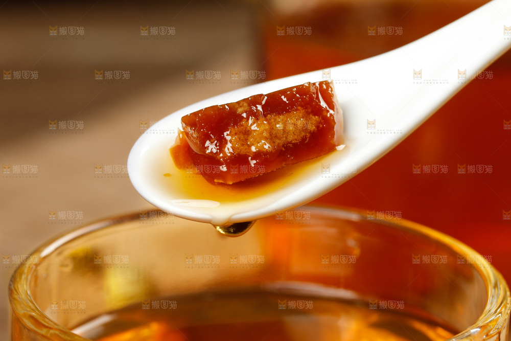 深底上的红糖块