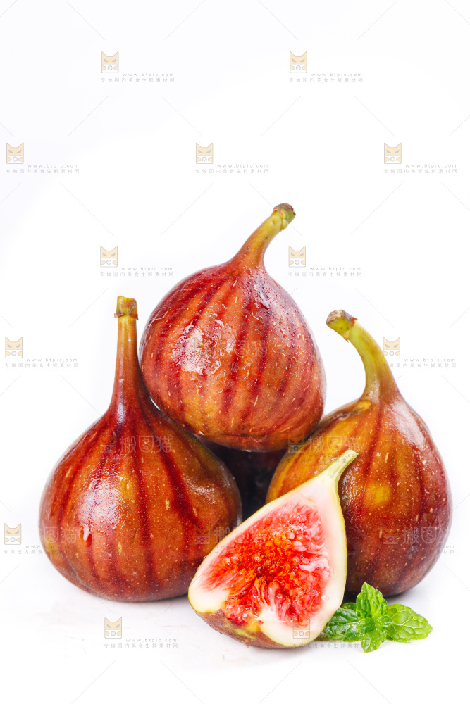 白底上的新鲜无花果