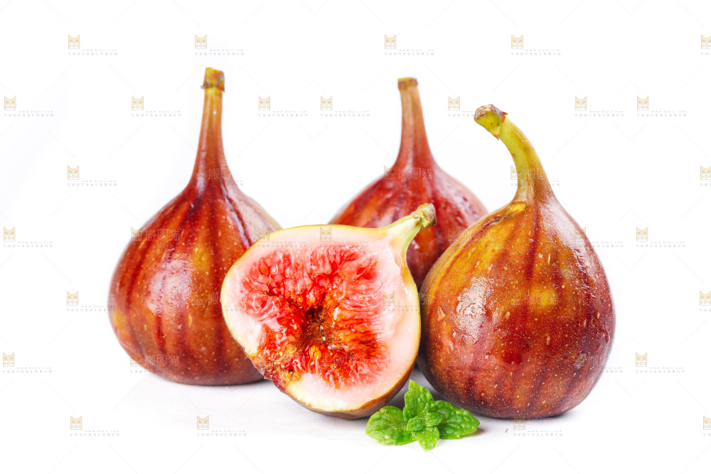 白底上的新鲜无花果