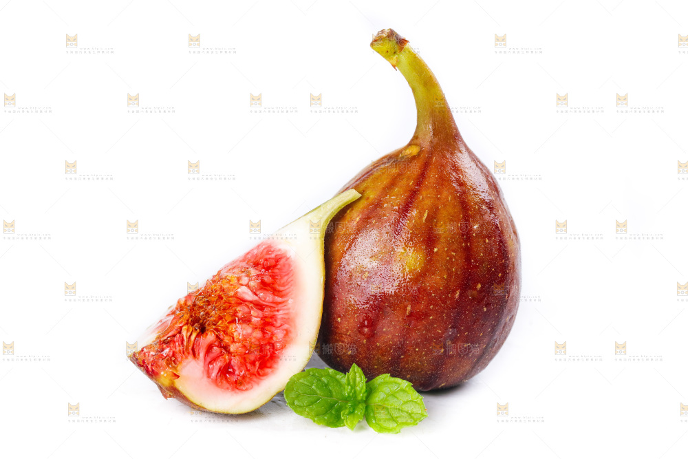 白底上的新鲜无花果
