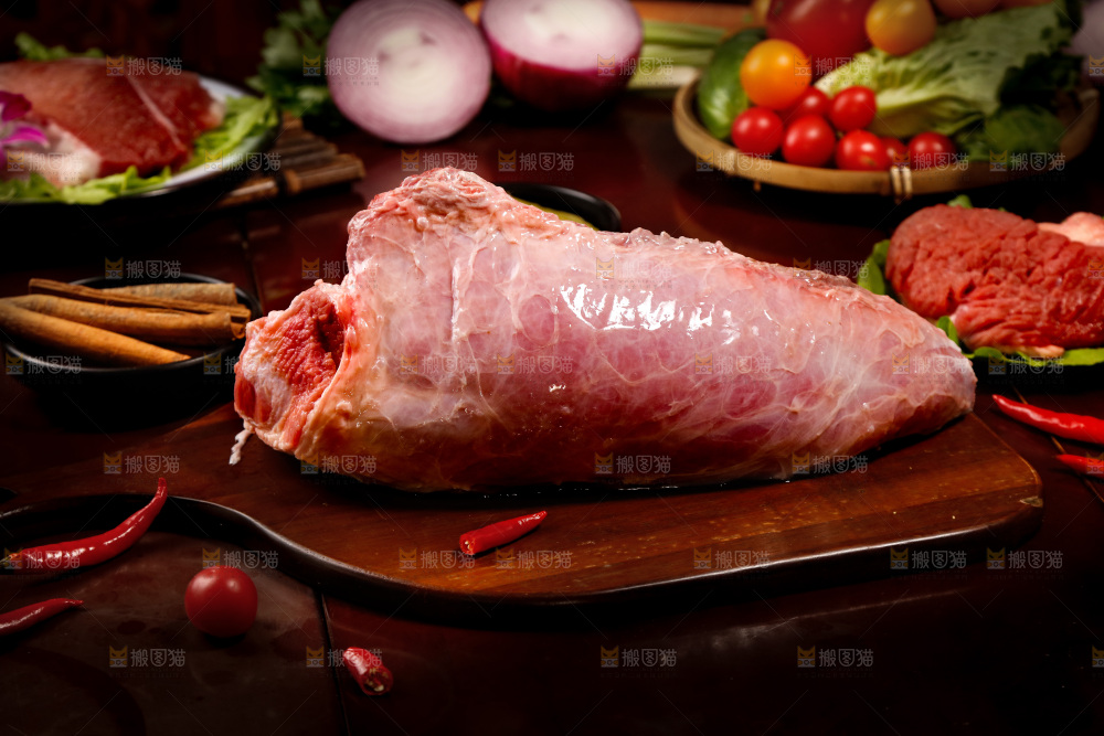 深底上的新鲜牛肉
