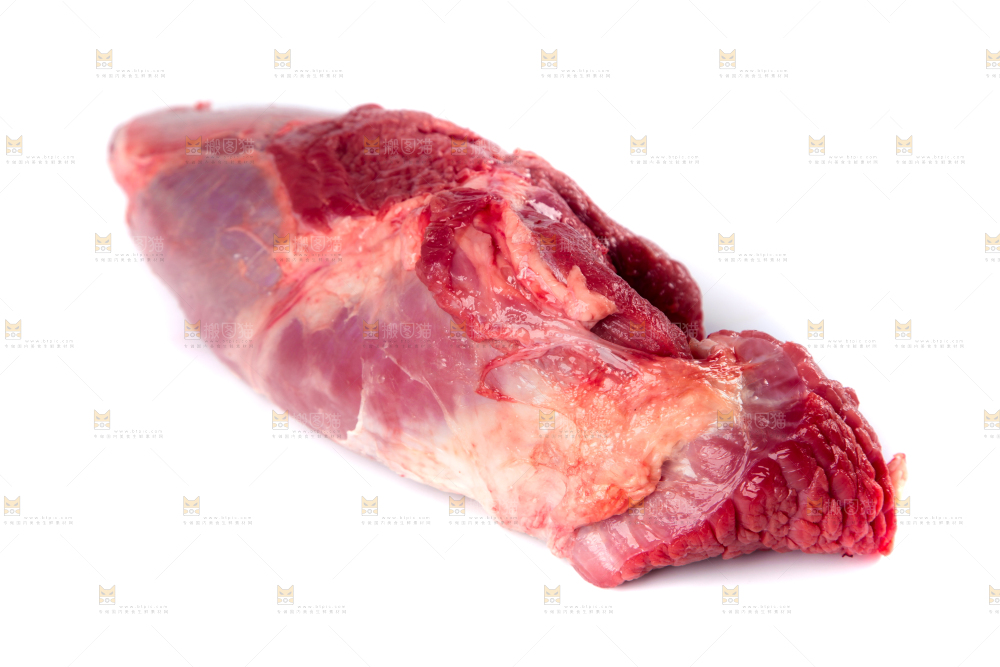 白底上的新鲜牛肉