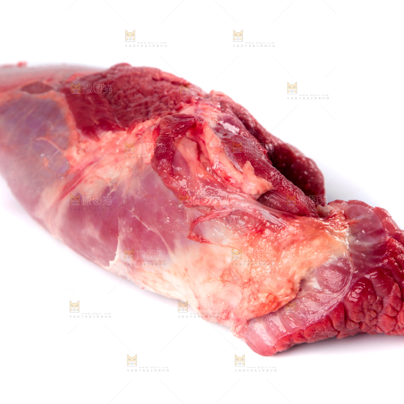白底上的新鲜牛肉