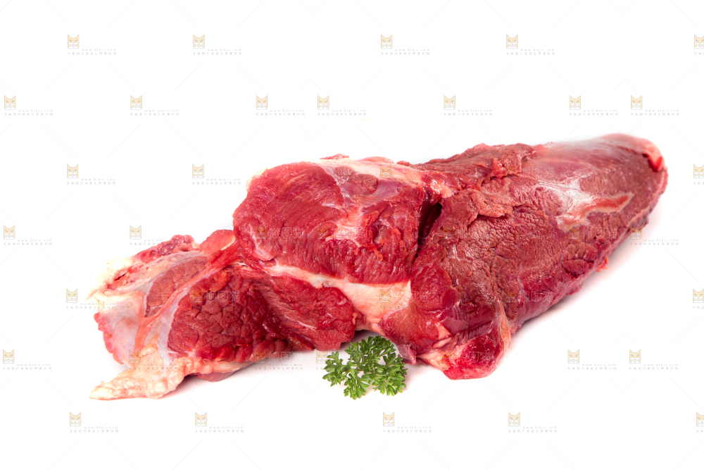 白底上的新鲜牛肉
