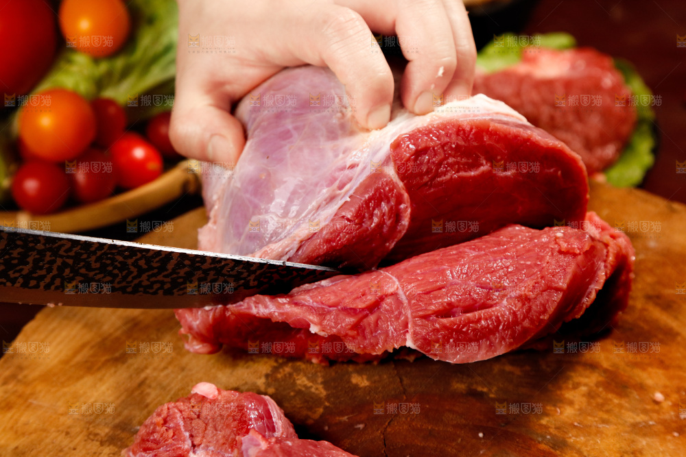 深底上的新鲜牛肉