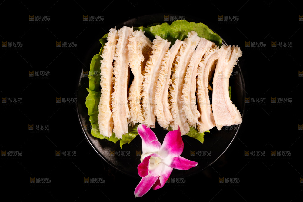 深底上的新鲜牛肚