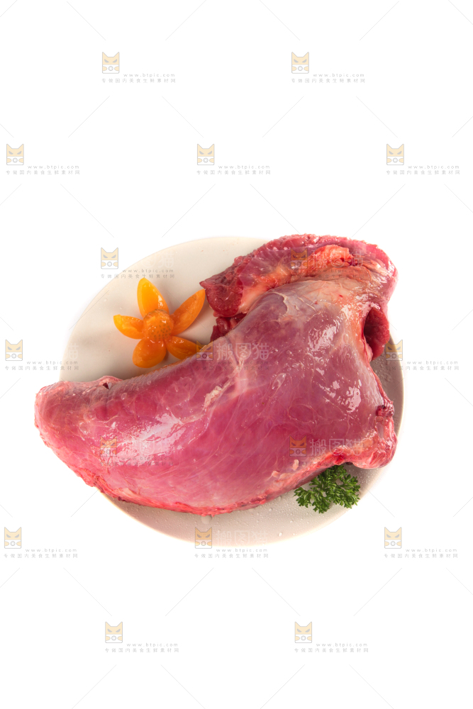 白底上的新鲜牛肉