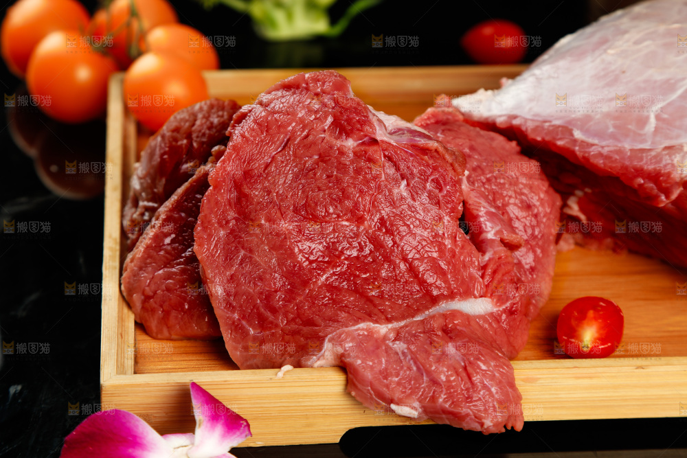 深底上的新鲜牛肉