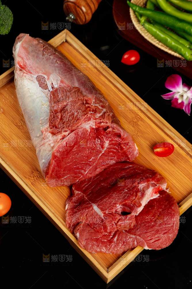 深底上的新鲜牛肉