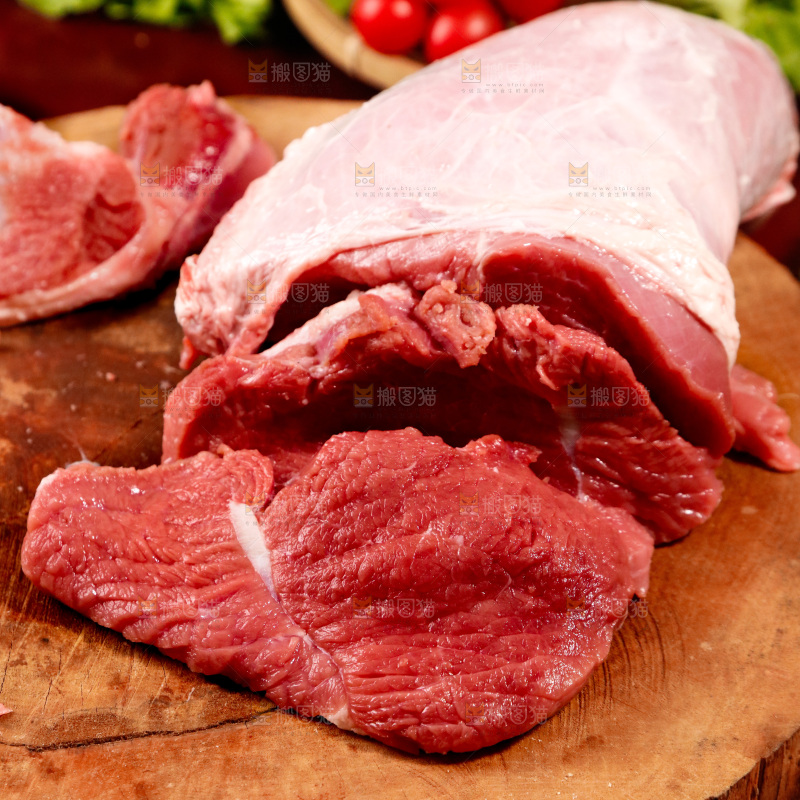 深底上的新鲜牛肉