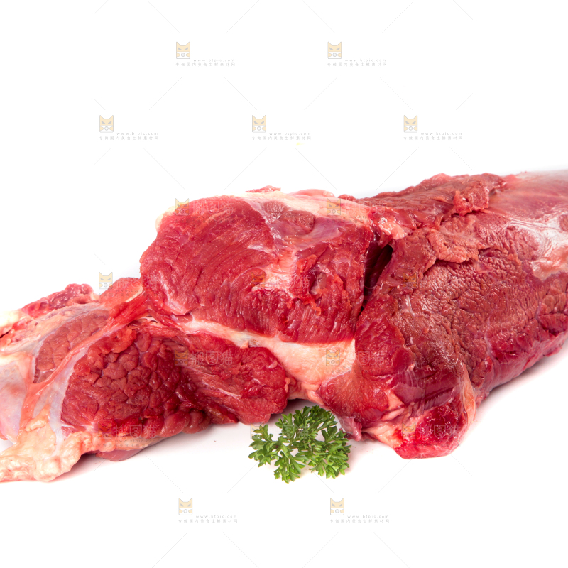 白底上的新鲜牛肉
