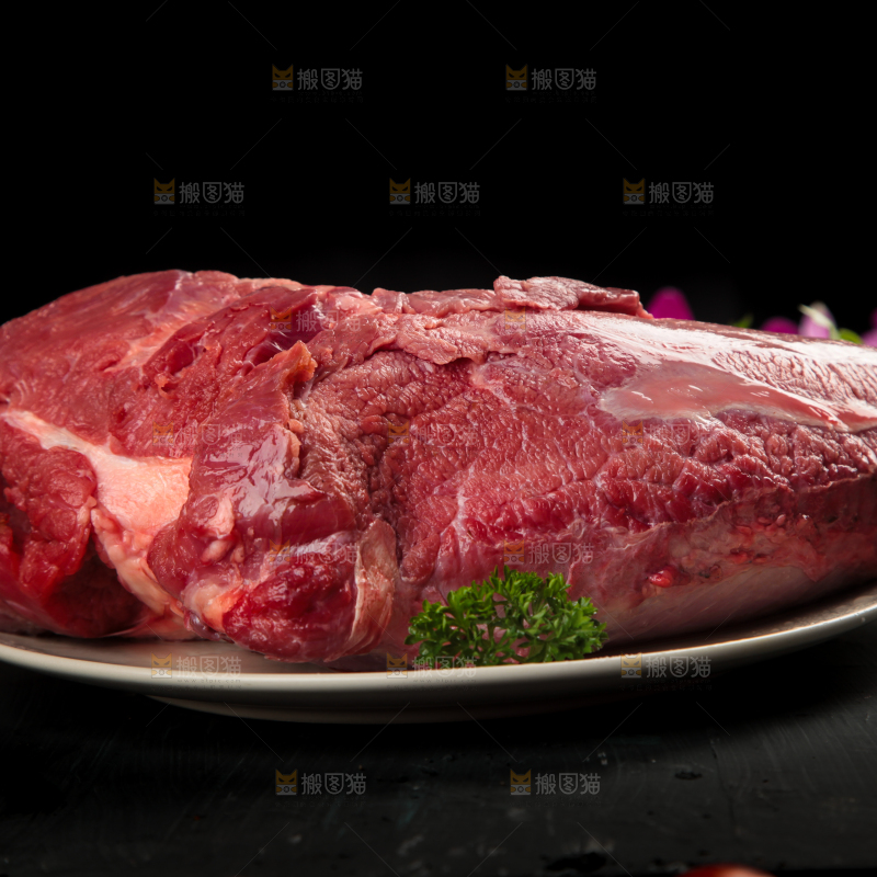 深底上的新鲜牛肉