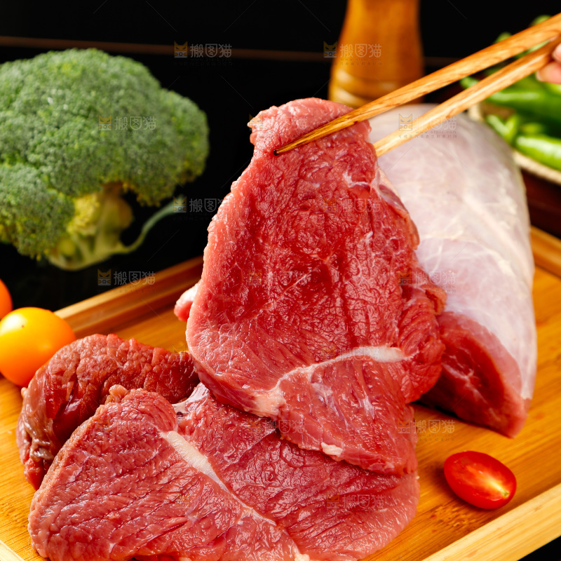 深底上的新鲜牛肉