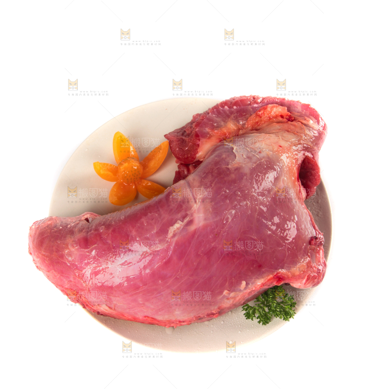 白底上的新鲜牛肉