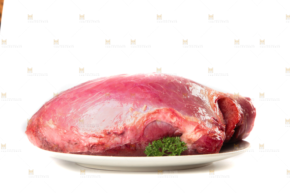 白底上的新鲜牛肉