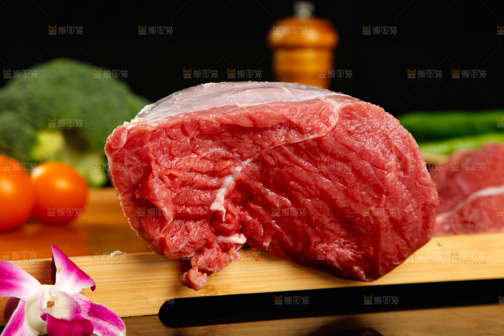 深底上的新鲜牛肉