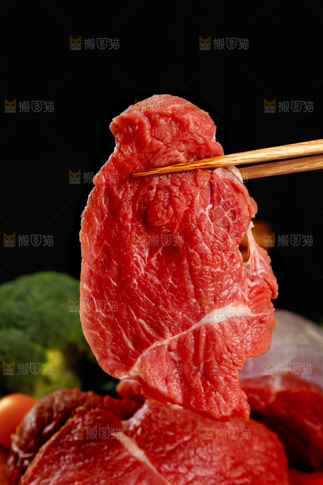 深底上的新鲜牛肉