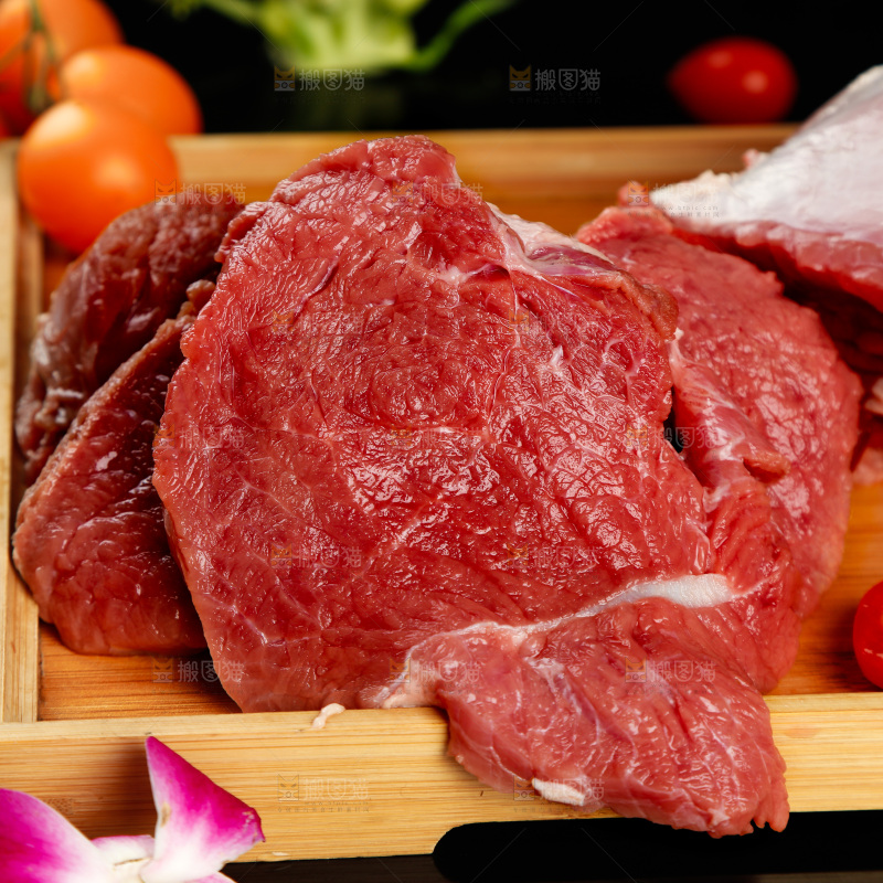 深底上的新鲜牛肉