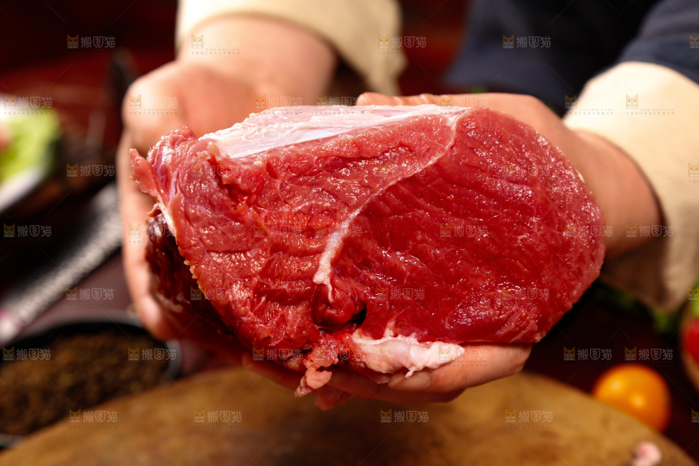 深底上的新鲜牛肉