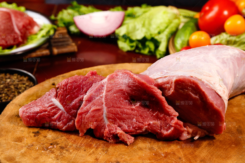 深底上的新鲜牛肉