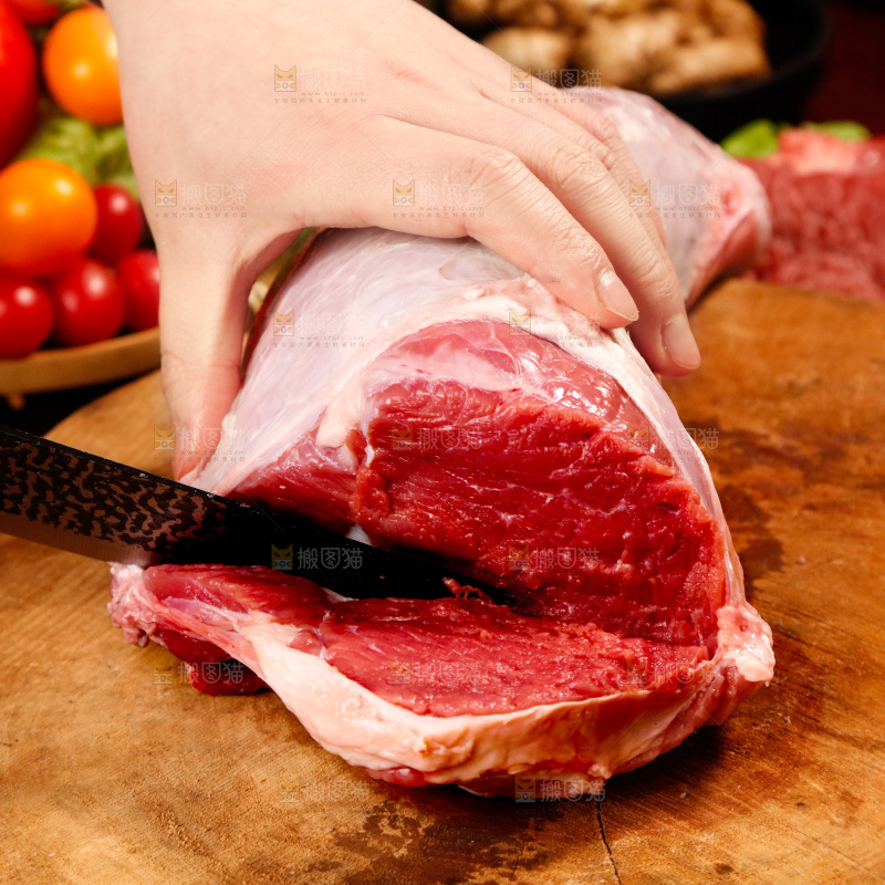 深底上的新鲜牛肉