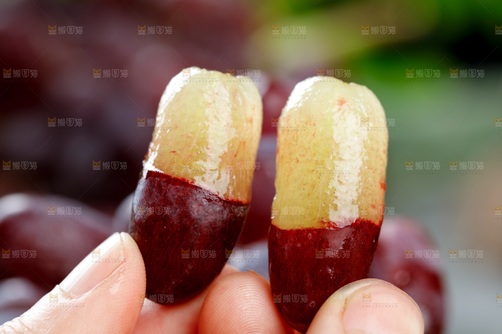 深底上的金手指葡萄