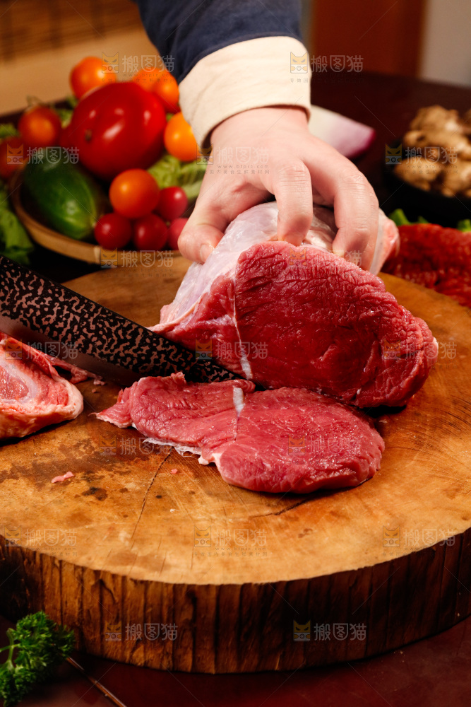 深底上的新鲜牛肉