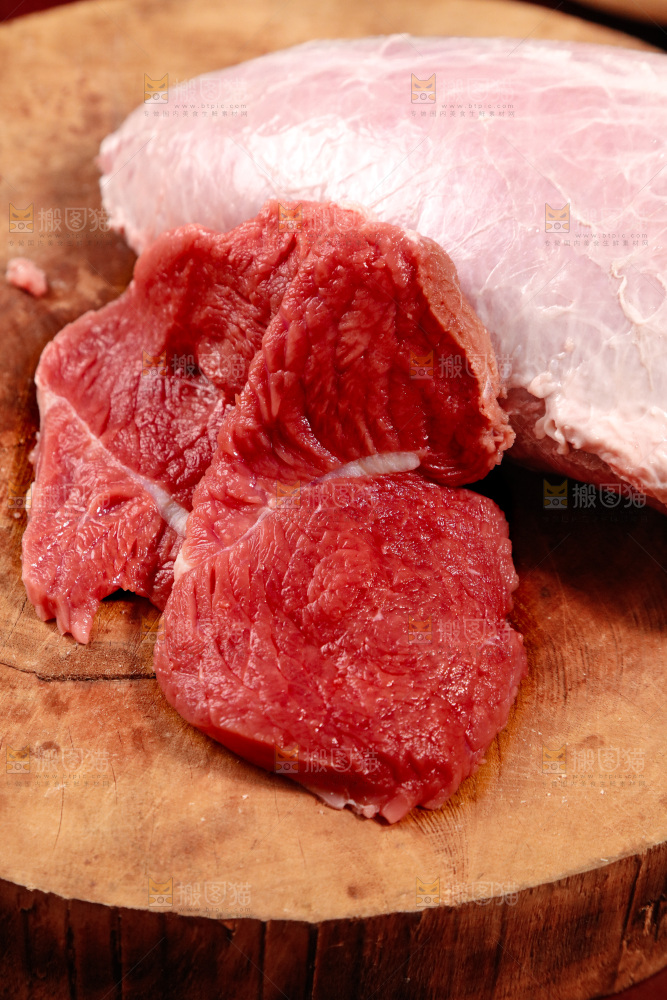 深底上的新鲜牛肉