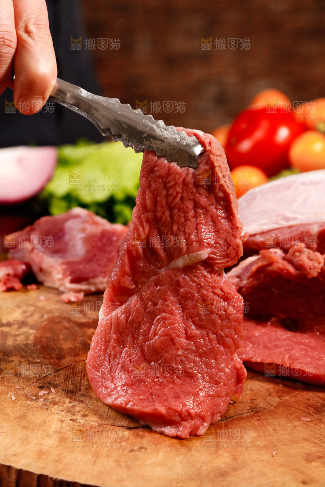 深底上的新鲜牛肉