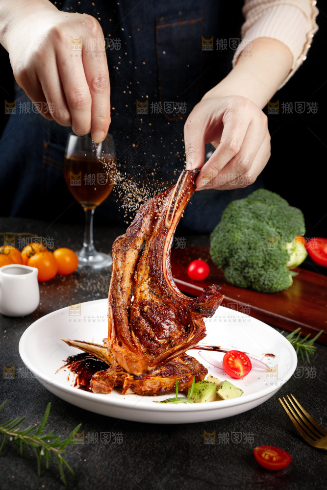深底上的烤羊排