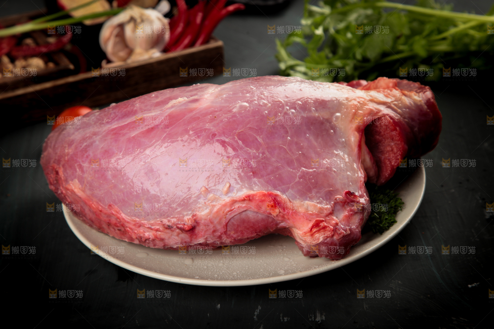 深底上的新鲜牛肉