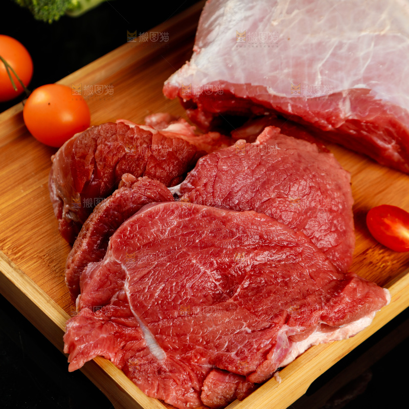 深底上的新鲜牛肉